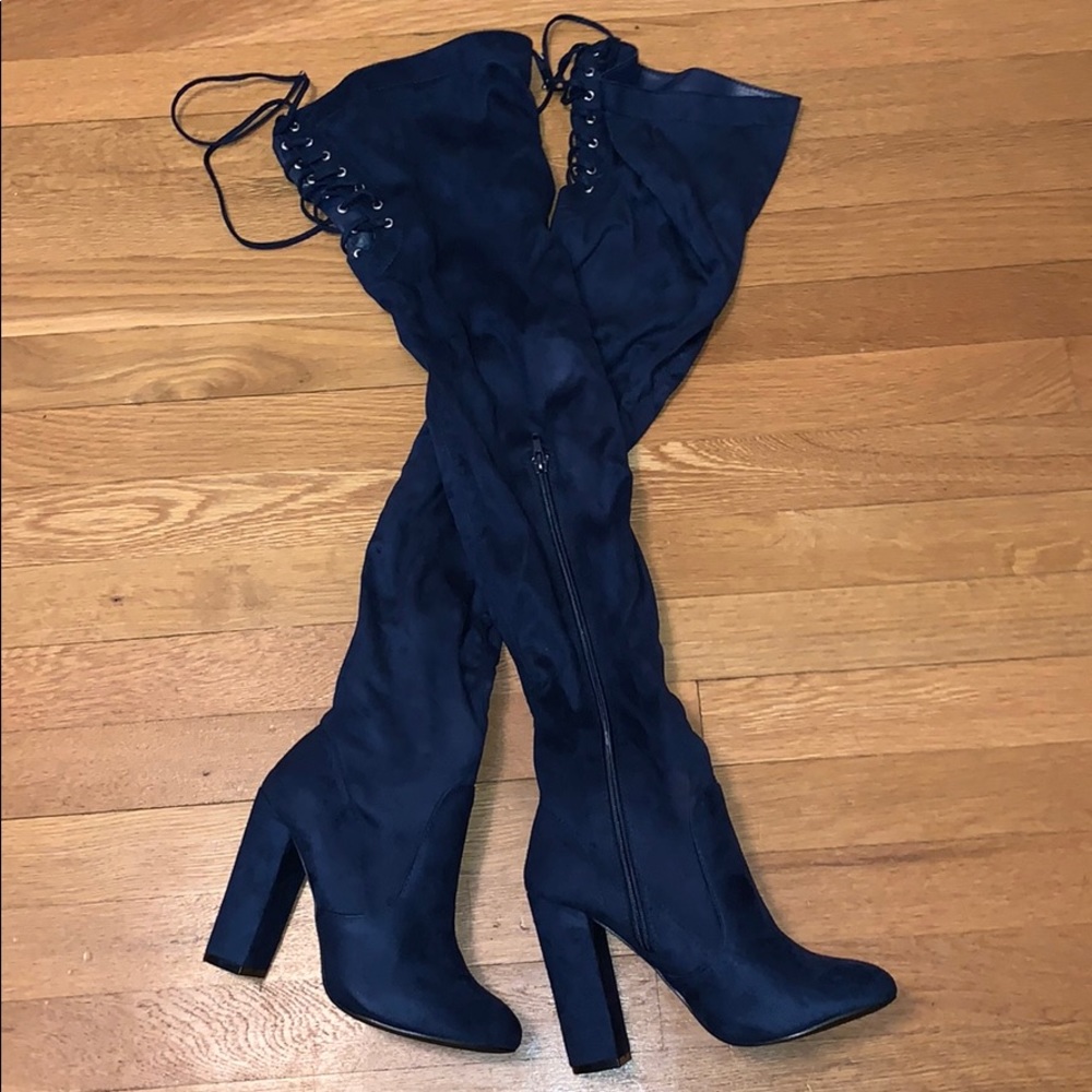 NAVY KNEE HIGH HEELED BOOT